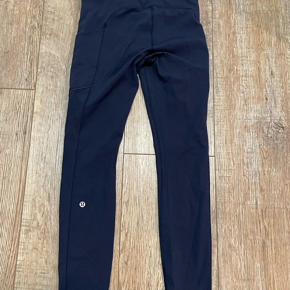 Women’s LuLulemon Navy Blue Leggings. Item # 11242 Like new quality